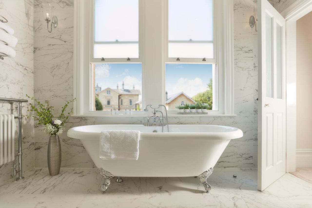 Bathen House Boutique Hotel Luaran gambar A freestanding bathtub