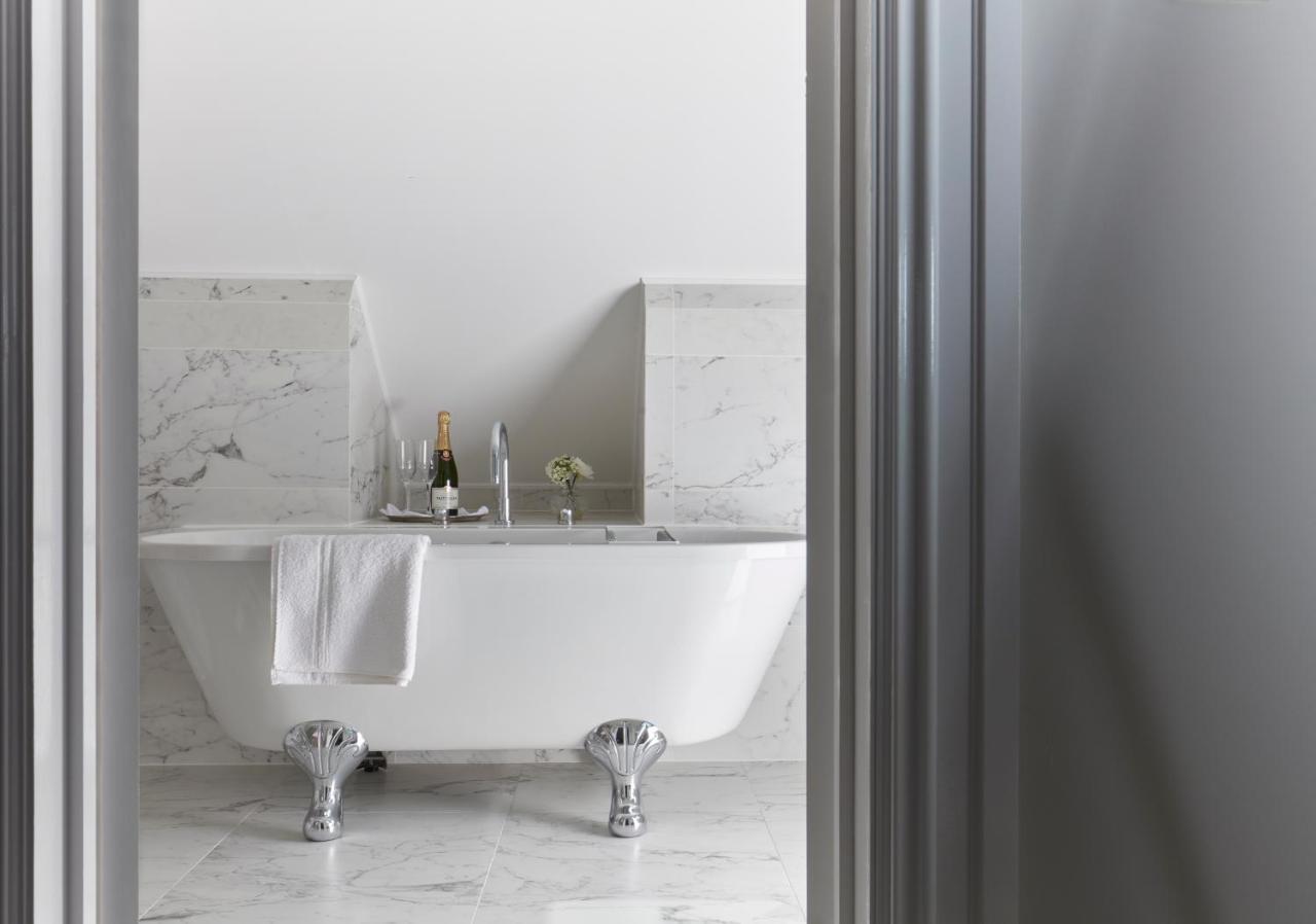 Bathen House Boutique Hotel Luaran gambar A freestanding bathtub