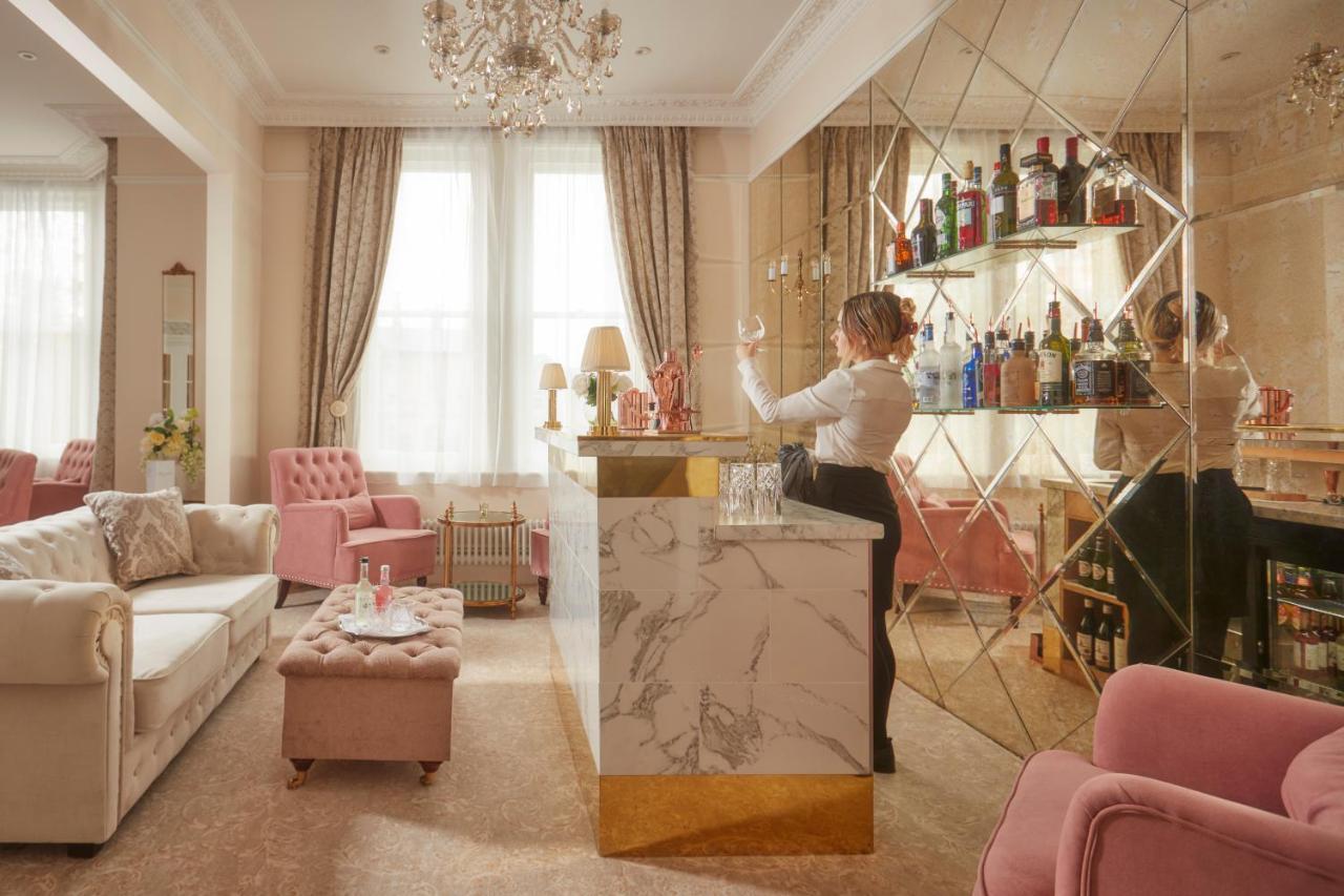 Bathen House Boutique Hotel Luaran gambar The bar at the Hotel de Crillon